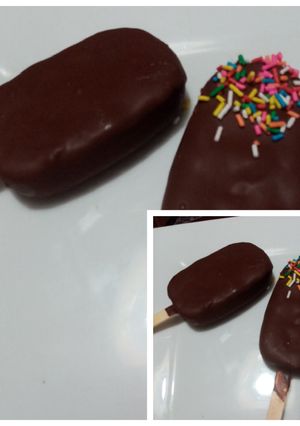 Una foto de Paletas de chocolate rellenas de bizcochuelo