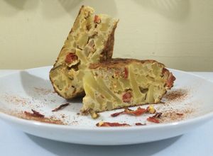 Una foto de Tortilla de papas al tomillo con chistorras y polvos de pimentón ahumado