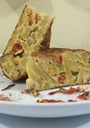 Una foto de Tortilla de papas al tomillo con chistorras y polvos de pimentón ahumado