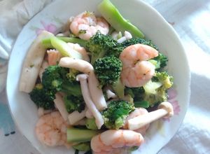 Hình của món Tôm xào súp lơ và nấm.