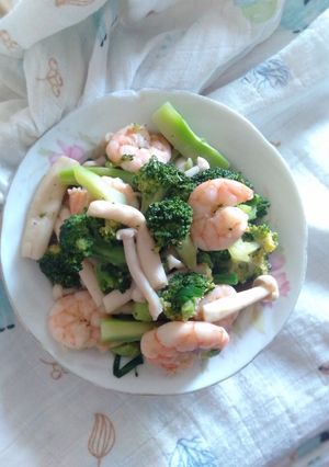 Hình của món Tôm xào súp lơ và nấm.