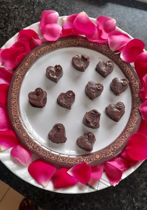 हार्ट शेप चॉकलेट (Heart shape chocolate recipe in hindi) रेसिपी मुख्य फोटो