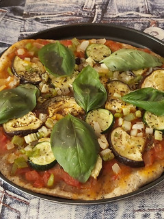 Una foto de Pizza vegana de berenjena 🍕🍆