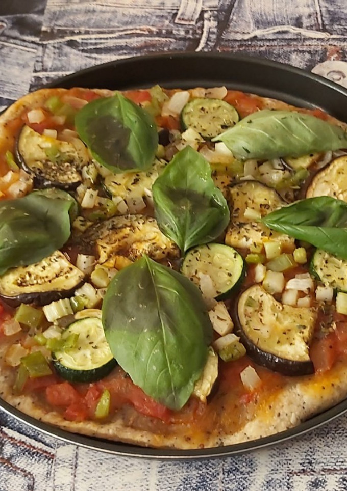 Una foto de Pizza vegana de berenjena 🍕🍆