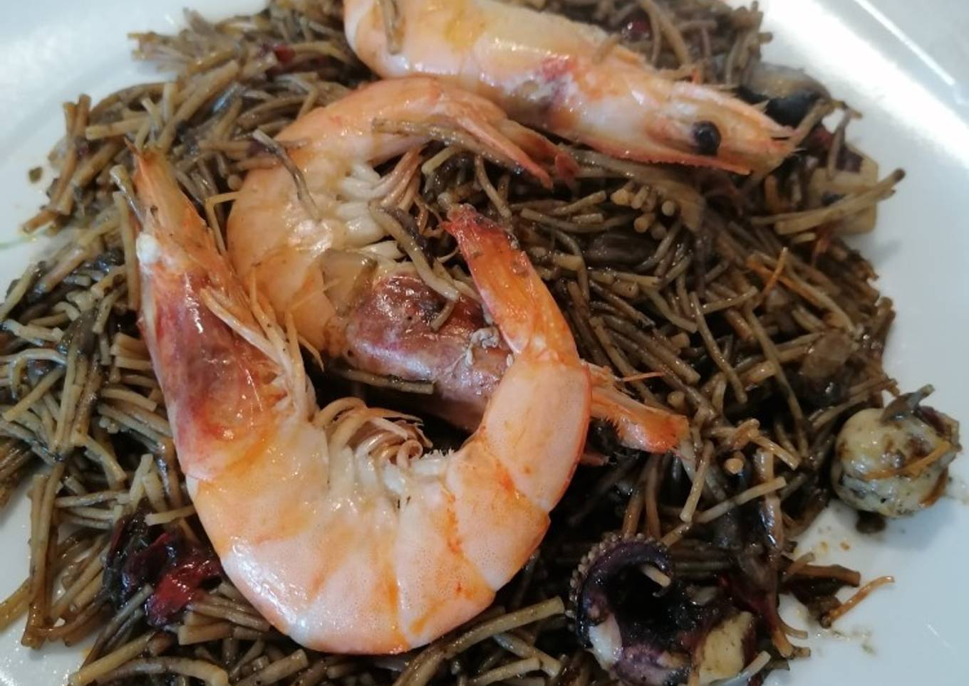 148. Fideuà negra con langostinos