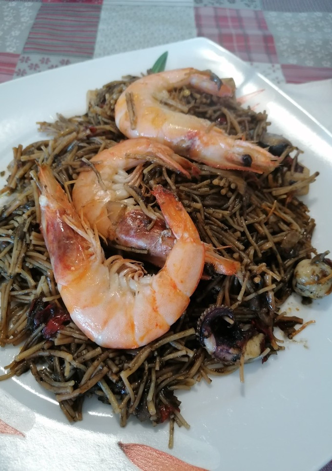 Una foto de 148. Fideuà negra con langostinos
