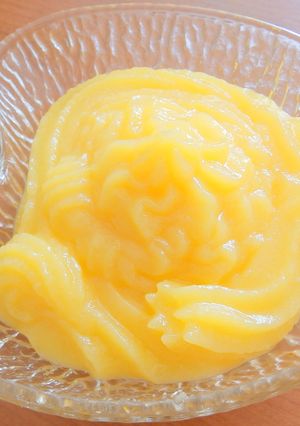 Una foto de Crema de yema para rellenar y decorar las monas de Pascua