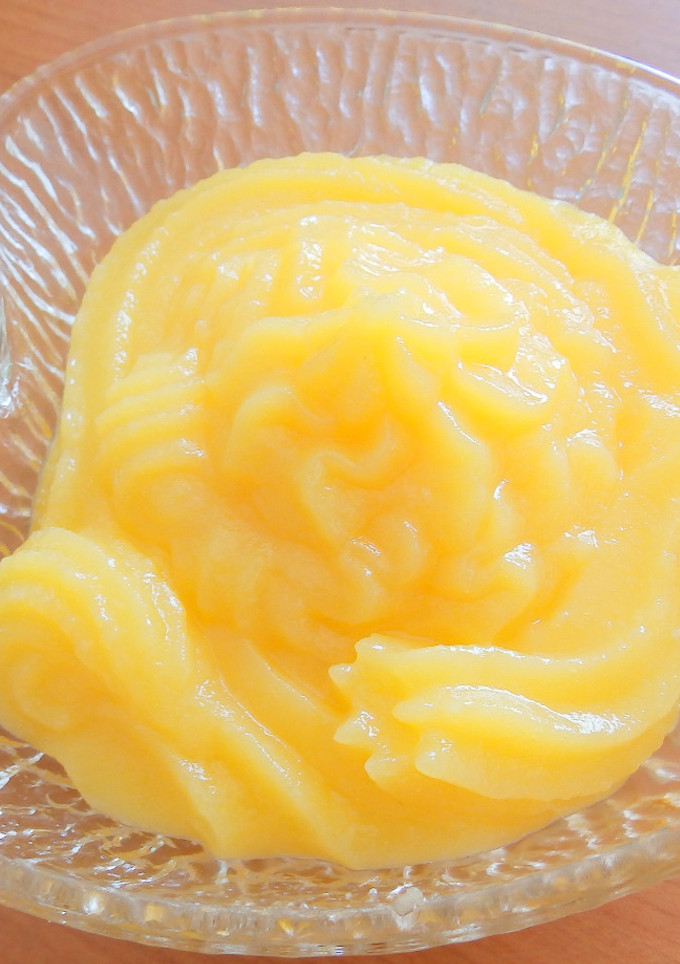 Una foto de Crema de yema para rellenar y decorar las monas de Pascua