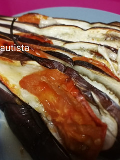 Una foto de Berenjena con queso mozzarella