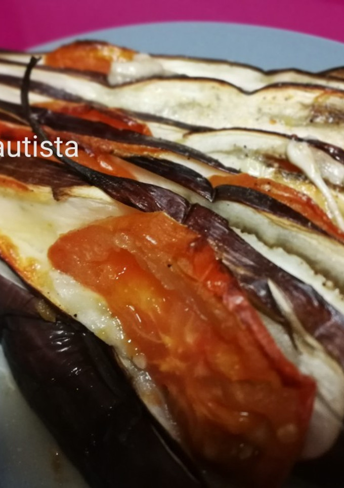 Una foto de Berenjena con queso mozzarella