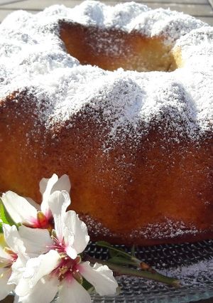 Foto principal de Bundt cake de limón y coco (vegano)