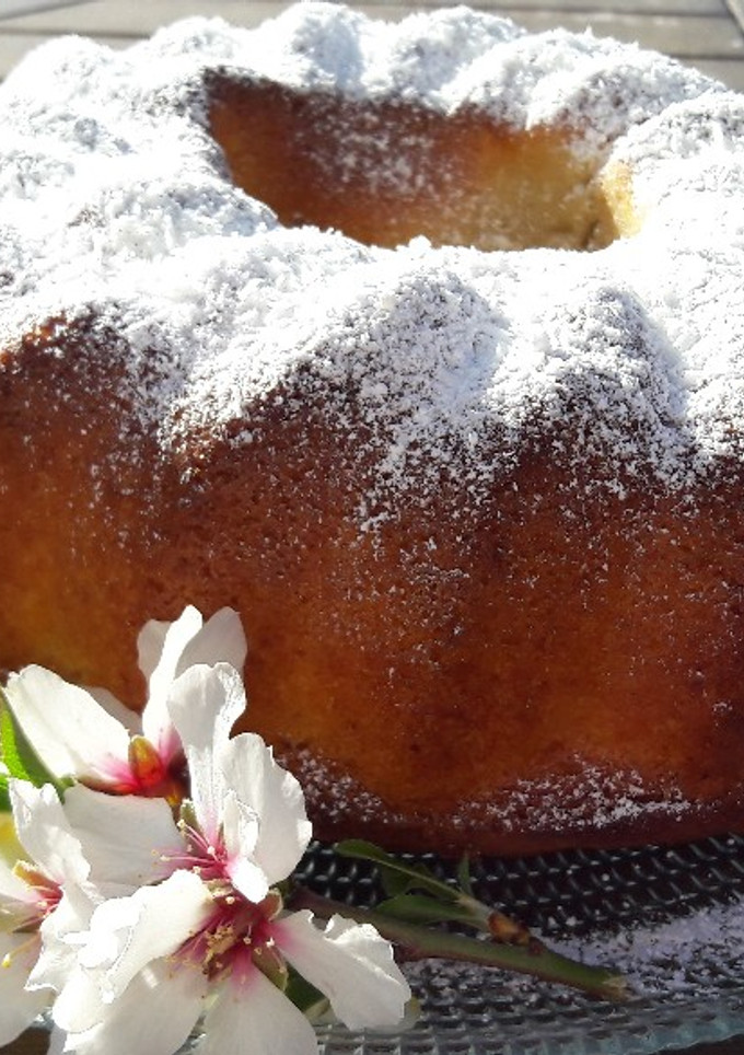 Una foto de Bundt cake de limón y coco (vegano)
