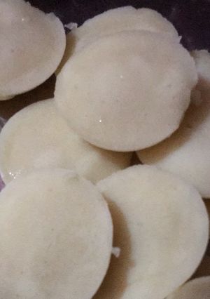 A picture of Plain idli.