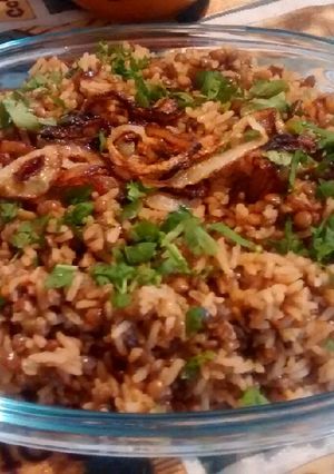 Una foto de Mujadara o Mujaddara: Lentejas y arroz con cebolla crocante