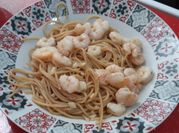 Una foto de pasta integral gambas