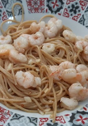 Una foto de Espaguetis integrales con gambas al ajillo picantes