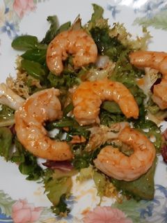 Una foto de Ensalada templada de langostinos al ajillo