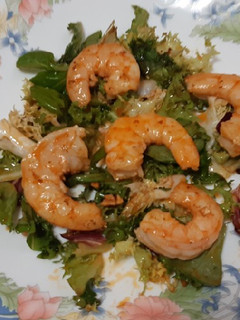 Una foto de Ensalada templada de langostinos al ajillo