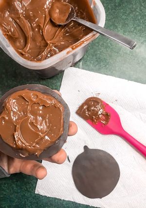 Una foto de Alfajores de láminas de chocolate con manjar 🍫