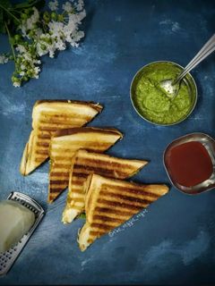 મેયો પનીર ચીઝ ગ્રીલ્ડ સેન્ડવીચ (Mayo Paneer Cheese Grilled Sandwich Recipe In Gujarati) રેસીપી મુખ્ય ફોટો