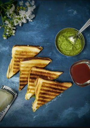 મેયો પનીર ચીઝ ગ્રીલ્ડ સેન્ડવીચ (Mayo Paneer Cheese Grilled Sandwich Recipe In Gujarati) રેસીપી મુખ્ય ફોટો