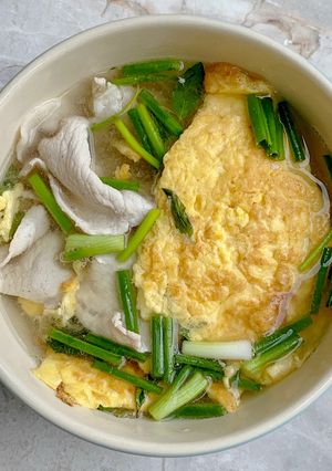 รูปของ แกงจืดไข่เจียวโหระพาหมูสไลด์ 🥚 🐽/ Clear soup with Thai omelette-basil & sliced pork 🥚 🐽