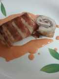 Rollos de pollo y beicon con salsa del piquillo