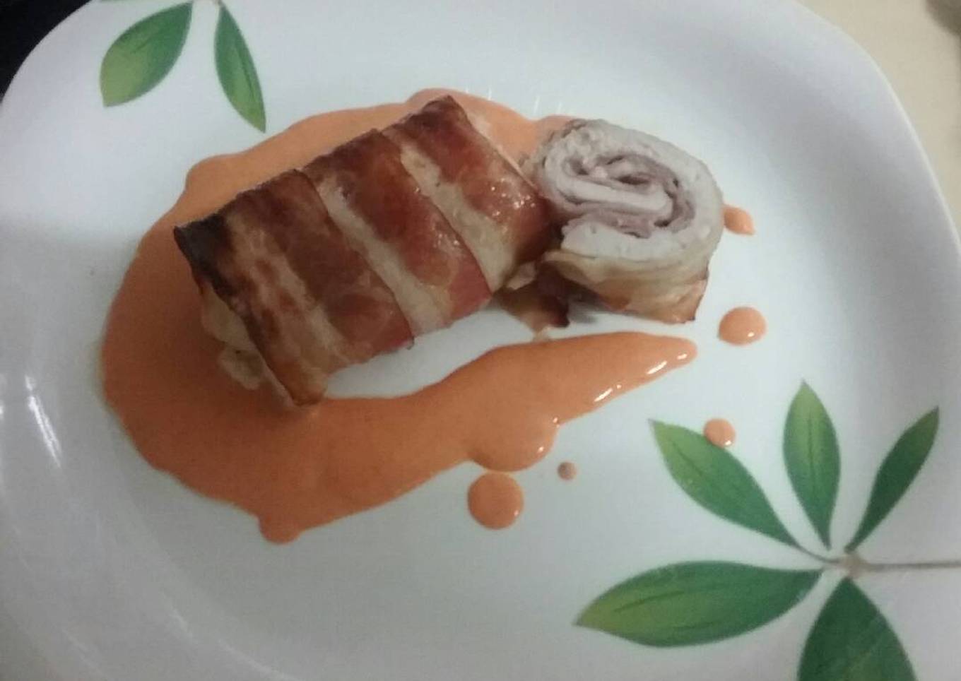 Rollos de pollo y beicon con salsa del piquillo