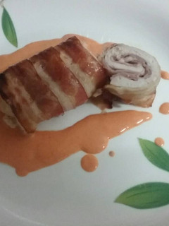 Una foto de Rollos de pollo y beicon con salsa del piquillo