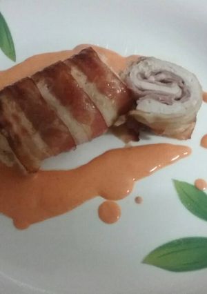 Una foto de Rollos de pollo y beicon con salsa del piquillo