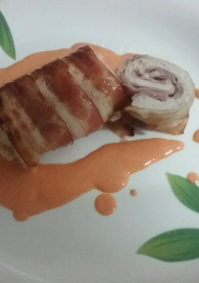 Una foto de Rollos de pollo y beicon con salsa del piquillo