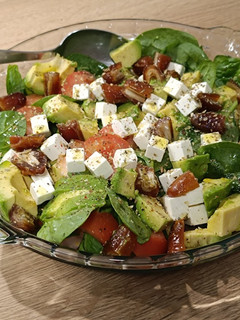 Una foto de Ensalada del día, con dátiles y queso feta