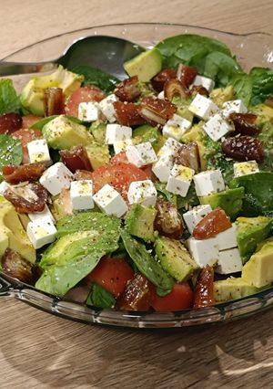 Una foto de Ensalada del día, con dátiles y queso feta