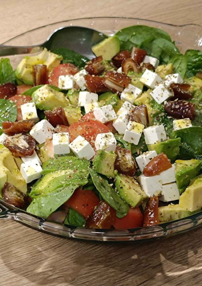 Una foto de Ensalada del día, con dátiles y queso feta