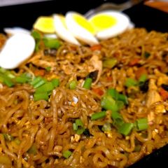A picture of Chicken maggi.