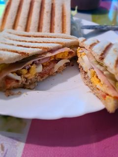 Una foto de Sándwich vegetal de atún