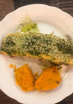 Una foto de Salmón con albahaca y sésamo