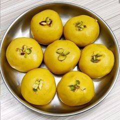 A picture of Besan ke Ladoo.
