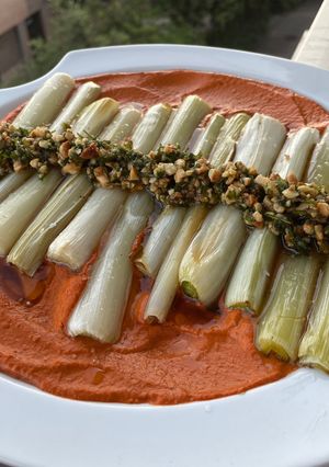 Una foto de Puerros al horno sobre salsa de piquillos
