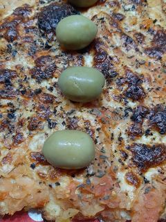 Una foto de Pizza de coliflor keto sin horno