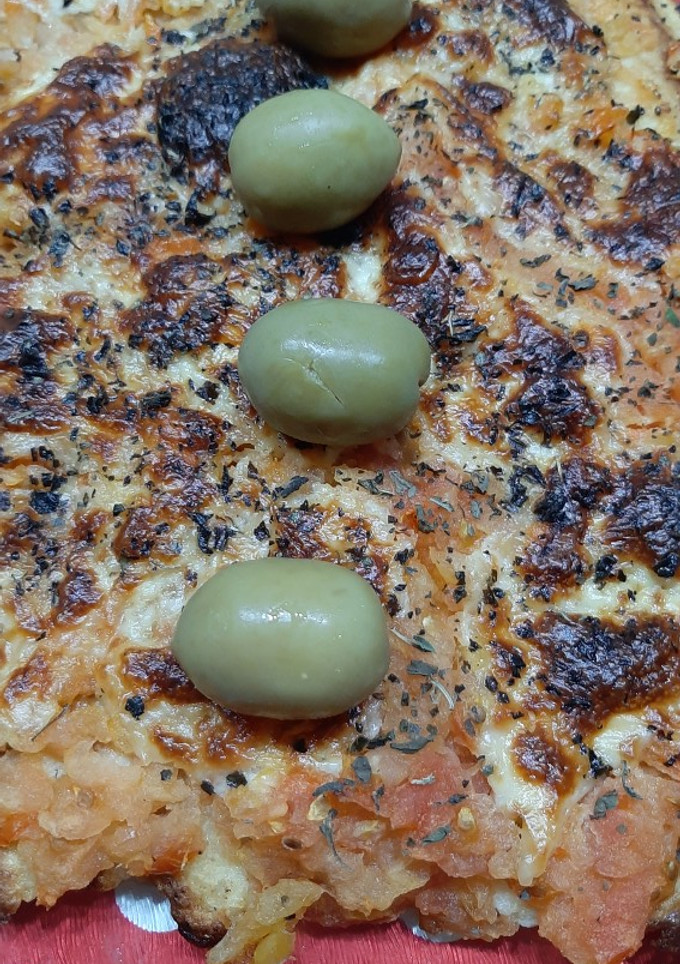 Una foto de Pizza de coliflor keto sin horno