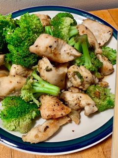 Hình của món Ức gà xào broccoli.