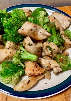 Hình của món Ức gà xào broccoli.