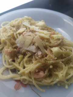 Una foto de Espaguetis con carbonara de salmón