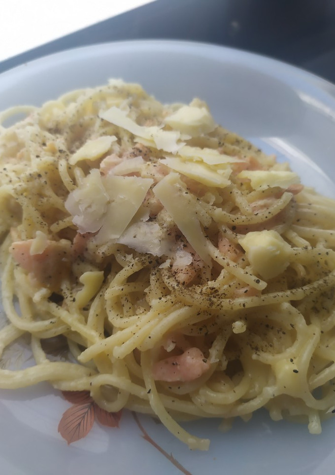 Una foto de Espaguetis con carbonara de salmón