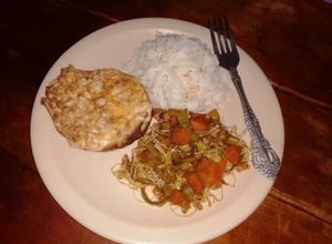 Una foto de Berenjena rellena y chop suey de vegetales....🇸🇻