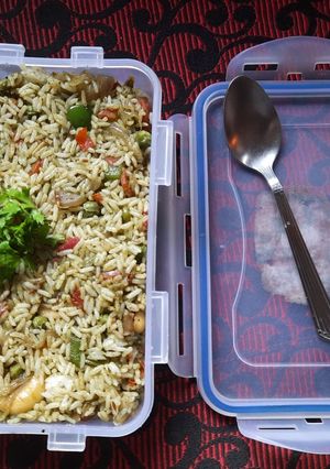 कोरिएंडर पुलाव टिफीन साठी (Coriander Pulao Recipe In Marathi) रेसिपी चे मुख्य फोटो 
