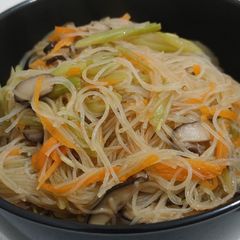 A picture of Vegetarian bee hoon.