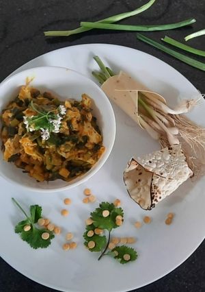 લીલી ડુંગળી અને પાપડનું શાક (Lili Dungri Papad Shak Recipe In Gujarati) રેસીપી મુખ્ય ફોટો