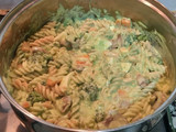 Pasta con verduras y aguacate